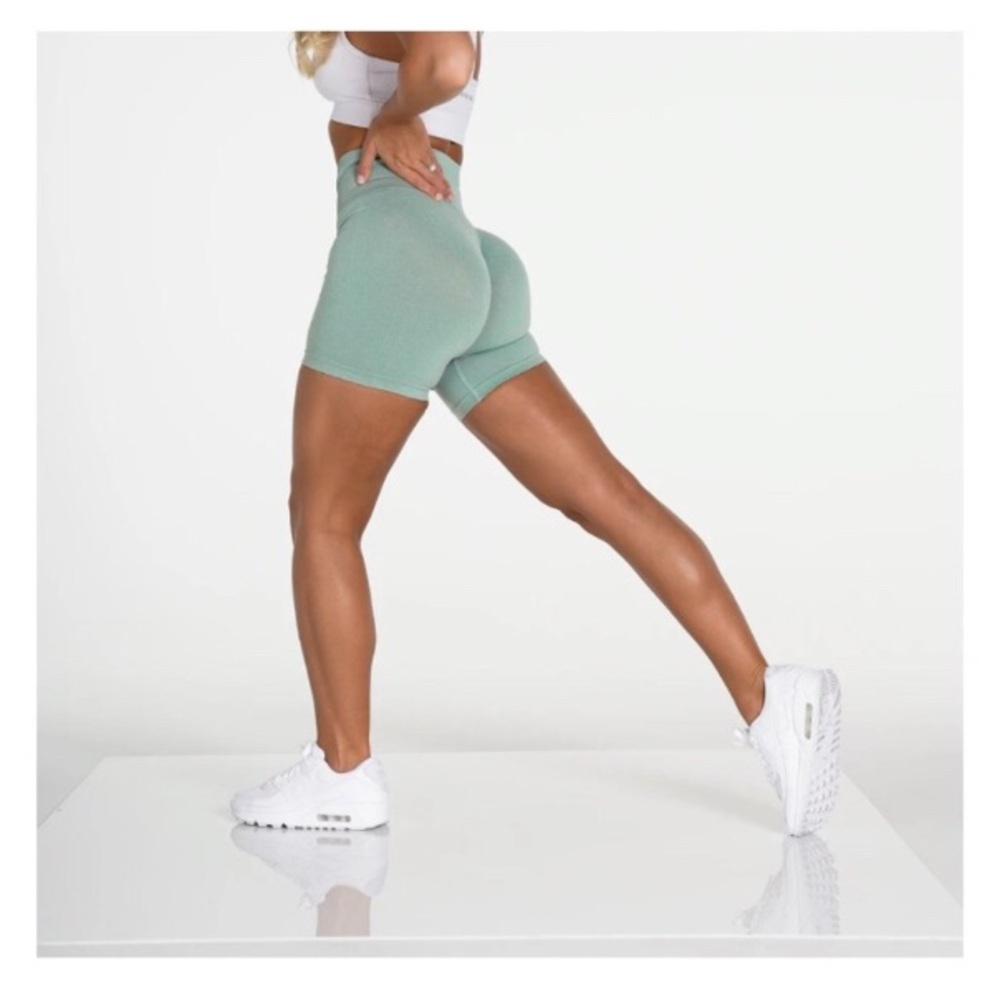 BNWOT NVGTN sage green seamless pro short M